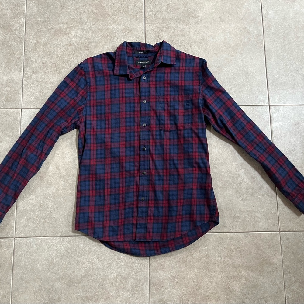 Banana Republic Men's Untucked Fit Soft Cotton Shirt Medium Blue Red Cotton